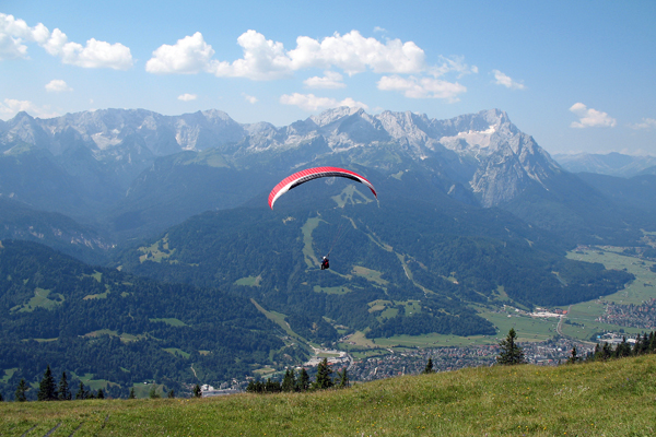Gerade vom Wank gestarteter Gleitschirmflieger vor dem Wettersteingebirge - Author: Túrelio - Lizenz: CC-BY-SA-2.5.