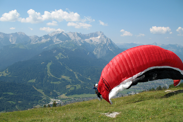 Startender Gleitschirmflieger auf dem Wank (1780 m) bei Garmisch-Partenkirchen - Author: Túrelio - Lizenz: unter CC-BY-SA-2.5.