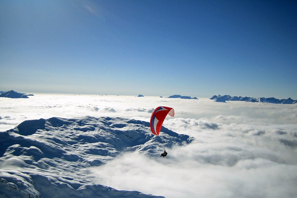 A paraglider taking off in Winter from Brevant, Chamonix, France. Feb 2005 - Autor: Seabhcan - Lizenz: Public Domain.