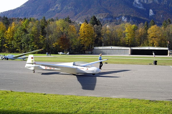 Vorbereitung zum Start auf dem Segelflugplatz Unterwössen