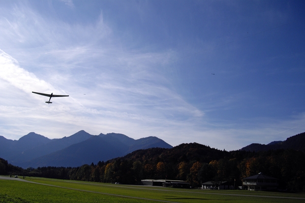 Ein Segelflieger wird nach oben gezogen