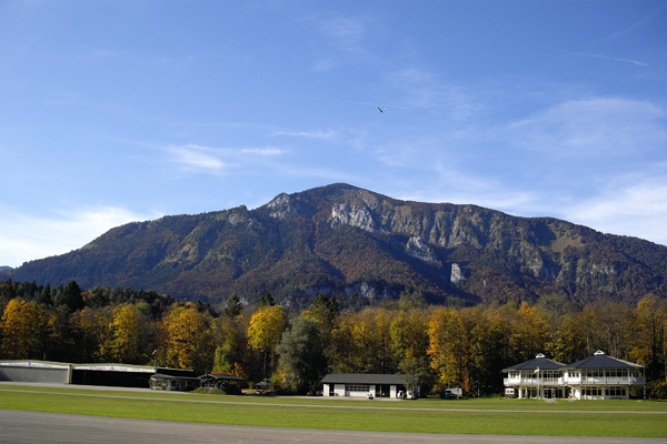 Segelflugplatz mit den Bergen im Hintergrund